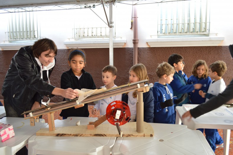 Exposição – Estudantes de engenharia do Instituto INSPER  para os alunos do 2º ano