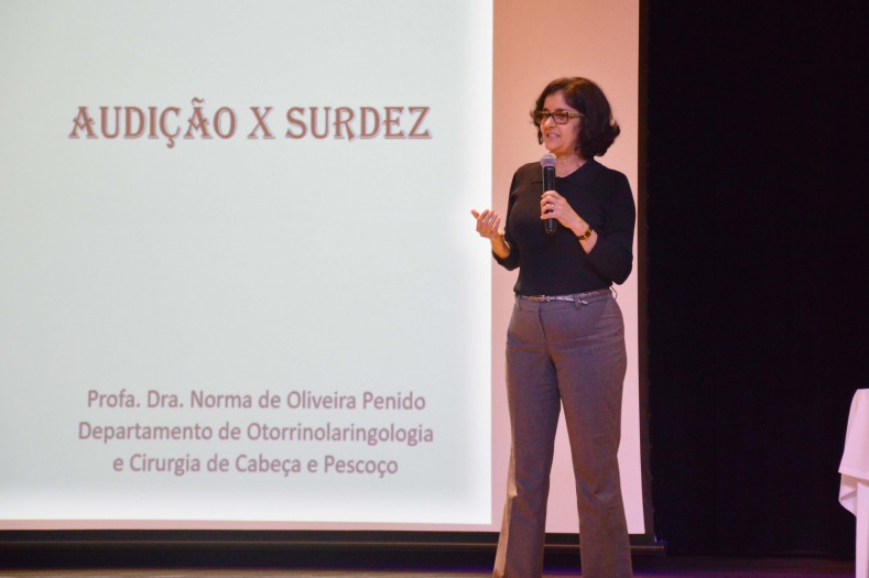 Dra. Norma Penido, Docente de Medicina da Unifesp, palestra aos estudantes da 1ª série do Ensino Médio